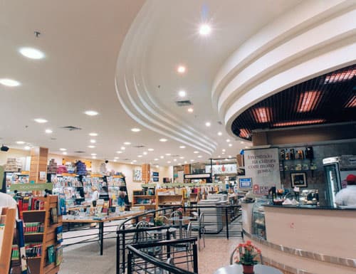 Ambiente comercial com soluções de forro da Art Módulo