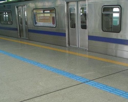 Piso tátil direcional e de alerta para acessibilidade